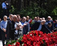 Azərbaycan xalqı Ulu Öndər Heydər Əliyevin məzarını ziyarət edir (FOTO)