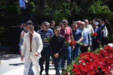 Azərbaycan xalqı Ulu Öndər Heydər Əliyevin məzarını ziyarət edir (FOTO)