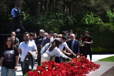 Azərbaycan xalqı Ulu Öndər Heydər Əliyevin məzarını ziyarət edir (FOTO)