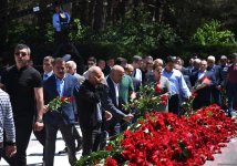 Azərbaycan xalqı Ulu Öndər Heydər Əliyevin məzarını ziyarət edir (FOTO)
