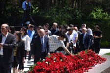Azərbaycan xalqı Ulu Öndər Heydər Əliyevin məzarını ziyarət edir (FOTO)