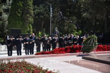 Azərbaycan xalqı Ulu Öndər Heydər Əliyevin məzarını ziyarət edir (FOTO)