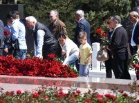 Azərbaycan xalqı Ulu Öndər Heydər Əliyevin məzarını ziyarət edir (FOTO)