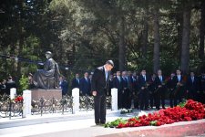 Azərbaycan xalqı Ulu Öndər Heydər Əliyevin məzarını ziyarət edir (FOTO)