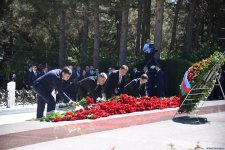 Azərbaycan xalqı Ulu Öndər Heydər Əliyevin məzarını ziyarət edir (FOTO)