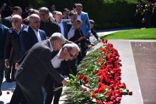 Azərbaycan xalqı Ulu Öndər Heydər Əliyevin məzarını ziyarət edir (FOTO)