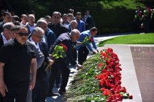 Azərbaycan xalqı Ulu Öndər Heydər Əliyevin məzarını ziyarət edir (FOTO)