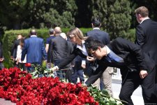 Azərbaycan xalqı Ulu Öndər Heydər Əliyevin məzarını ziyarət edir (FOTO)