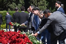 Azərbaycan xalqı Ulu Öndər Heydər Əliyevin məzarını ziyarət edir (FOTO)