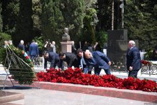 Azərbaycan xalqı Ulu Öndər Heydər Əliyevin məzarını ziyarət edir (FOTO)