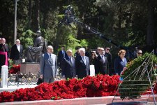 Azərbaycan xalqı Ulu Öndər Heydər Əliyevin məzarını ziyarət edir (FOTO)