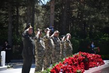 Azərbaycan xalqı Ulu Öndər Heydər Əliyevin məzarını ziyarət edir (FOTO)