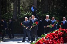 Azərbaycan xalqı Ulu Öndər Heydər Əliyevin məzarını ziyarət edir (FOTO)