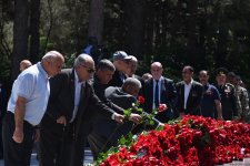 Azərbaycan xalqı Ulu Öndər Heydər Əliyevin məzarını ziyarət edir (FOTO)
