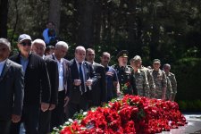 Azərbaycan xalqı Ulu Öndər Heydər Əliyevin məzarını ziyarət edir (FOTO)