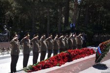 Azərbaycan xalqı Ulu Öndər Heydər Əliyevin məzarını ziyarət edir (FOTO)