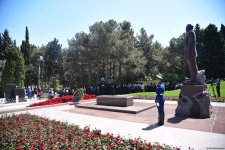 Azərbaycan xalqı Ulu Öndər Heydər Əliyevin məzarını ziyarət edir (FOTO)