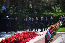 Azərbaycan xalqı Ulu Öndər Heydər Əliyevin məzarını ziyarət edir (FOTO)