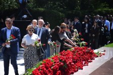 Azərbaycan xalqı Ulu Öndər Heydər Əliyevin məzarını ziyarət edir (FOTO)