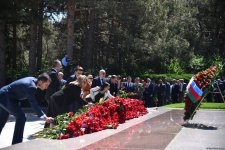 Azərbaycan xalqı Ulu Öndər Heydər Əliyevin məzarını ziyarət edir (FOTO)