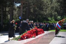 Azərbaycan xalqı Ulu Öndər Heydər Əliyevin məzarını ziyarət edir (FOTO)