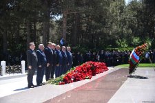 Azərbaycan xalqı Ulu Öndər Heydər Əliyevin məzarını ziyarət edir (FOTO)
