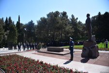 Azərbaycan xalqı Ulu Öndər Heydər Əliyevin məzarını ziyarət edir (FOTO)