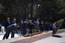Azərbaycan xalqı Ulu Öndər Heydər Əliyevin məzarını ziyarət edir (FOTO)