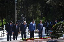 Azərbaycan xalqı Ulu Öndər Heydər Əliyevin məzarını ziyarət edir (FOTO)