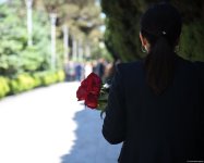 Azərbaycan xalqı Ulu Öndər Heydər Əliyevin məzarını ziyarət edir (FOTO)