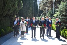 Azərbaycan xalqı Ulu Öndər Heydər Əliyevin məzarını ziyarət edir (FOTO)