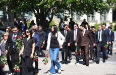 Azərbaycan xalqı Ulu Öndər Heydər Əliyevin məzarını ziyarət edir (FOTO)