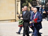 Azərbaycan xalqı Ulu Öndər Heydər Əliyevin məzarını ziyarət edir (FOTO)