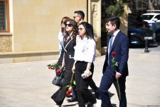 Azərbaycan xalqı Ulu Öndər Heydər Əliyevin məzarını ziyarət edir (FOTO)