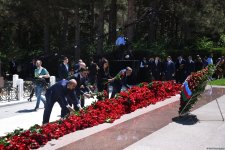 Azərbaycan xalqı Ulu Öndər Heydər Əliyevin məzarını ziyarət edir (FOTO)