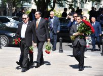 Azərbaycan xalqı Ulu Öndər Heydər Əliyevin məzarını ziyarət edir (FOTO)