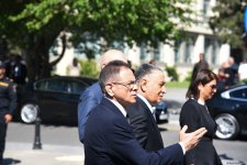 Azərbaycan xalqı Ulu Öndər Heydər Əliyevin məzarını ziyarət edir (FOTO)