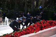 Azərbaycan xalqı Ulu Öndər Heydər Əliyevin məzarını ziyarət edir (FOTO)