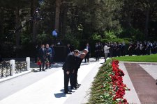 Azərbaycan xalqı Ulu Öndər Heydər Əliyevin məzarını ziyarət edir (FOTO)