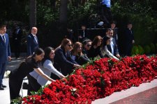 Azərbaycan xalqı Ulu Öndər Heydər Əliyevin məzarını ziyarət edir (FOTO)