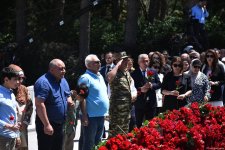 Azərbaycan xalqı Ulu Öndər Heydər Əliyevin məzarını ziyarət edir (FOTO)