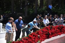 Azərbaycan xalqı Ulu Öndər Heydər Əliyevin məzarını ziyarət edir (FOTO)