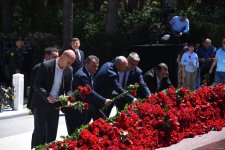 Azərbaycan xalqı Ulu Öndər Heydər Əliyevin məzarını ziyarət edir (FOTO)