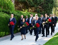 Azərbaycan xalqı Ulu Öndər Heydər Əliyevin məzarını ziyarət edir (FOTO)