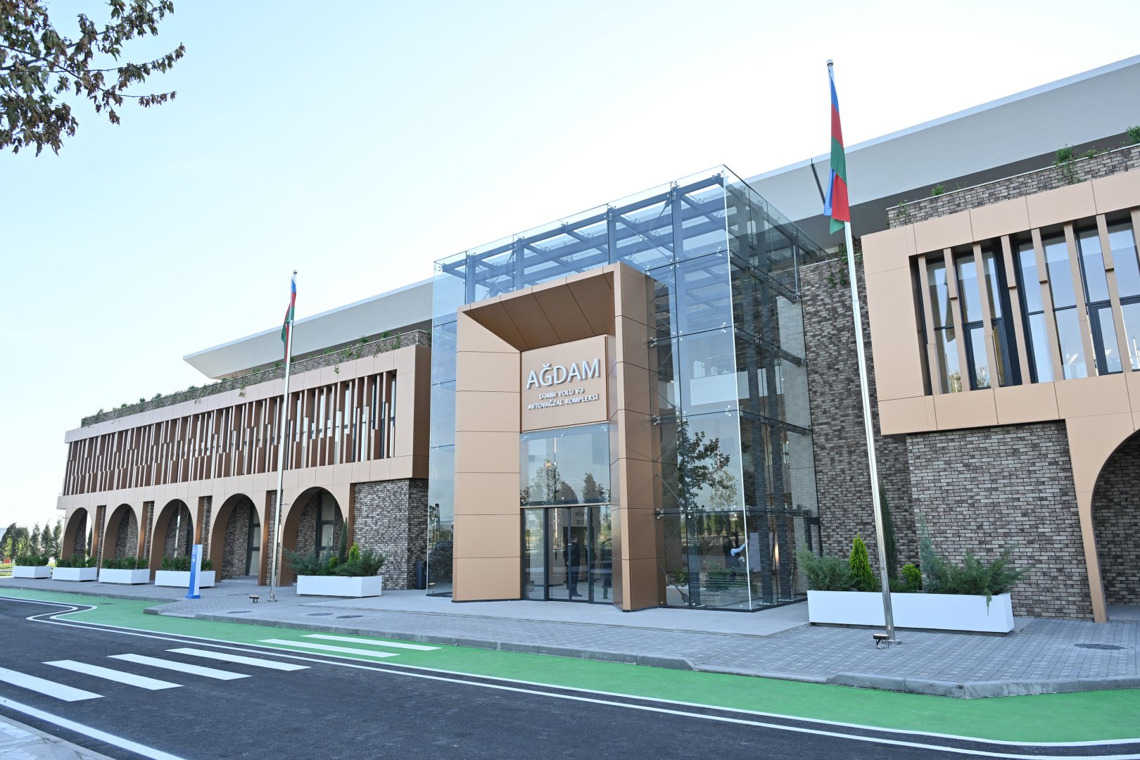 Prezident İlham Əliyev Ağdam Dəmir Yolu və Avtovağzal Kompleksinin açılışında iştirak edib (YENİLƏNİB) (FOTO/VİDEO)