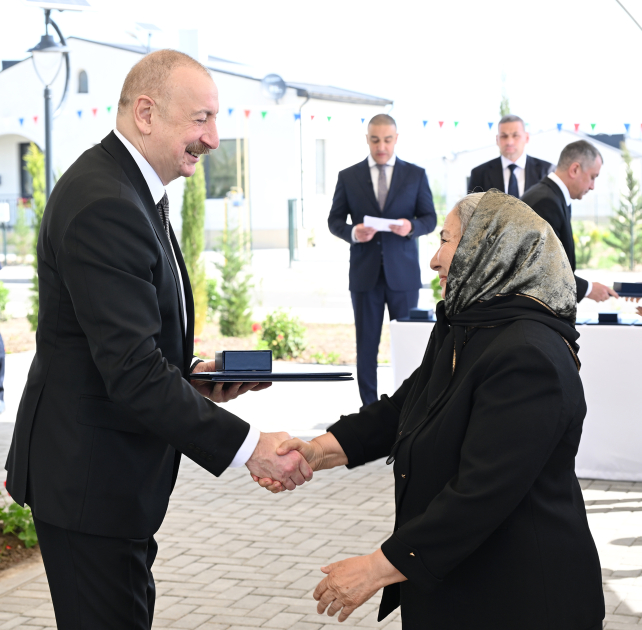 Prezident İlham Əliyev Ağdamın Kəngərli kəndinə köçən sakinlərlə görüşüb, onlara evlərin açarlarını təqdim edib (FOTO)