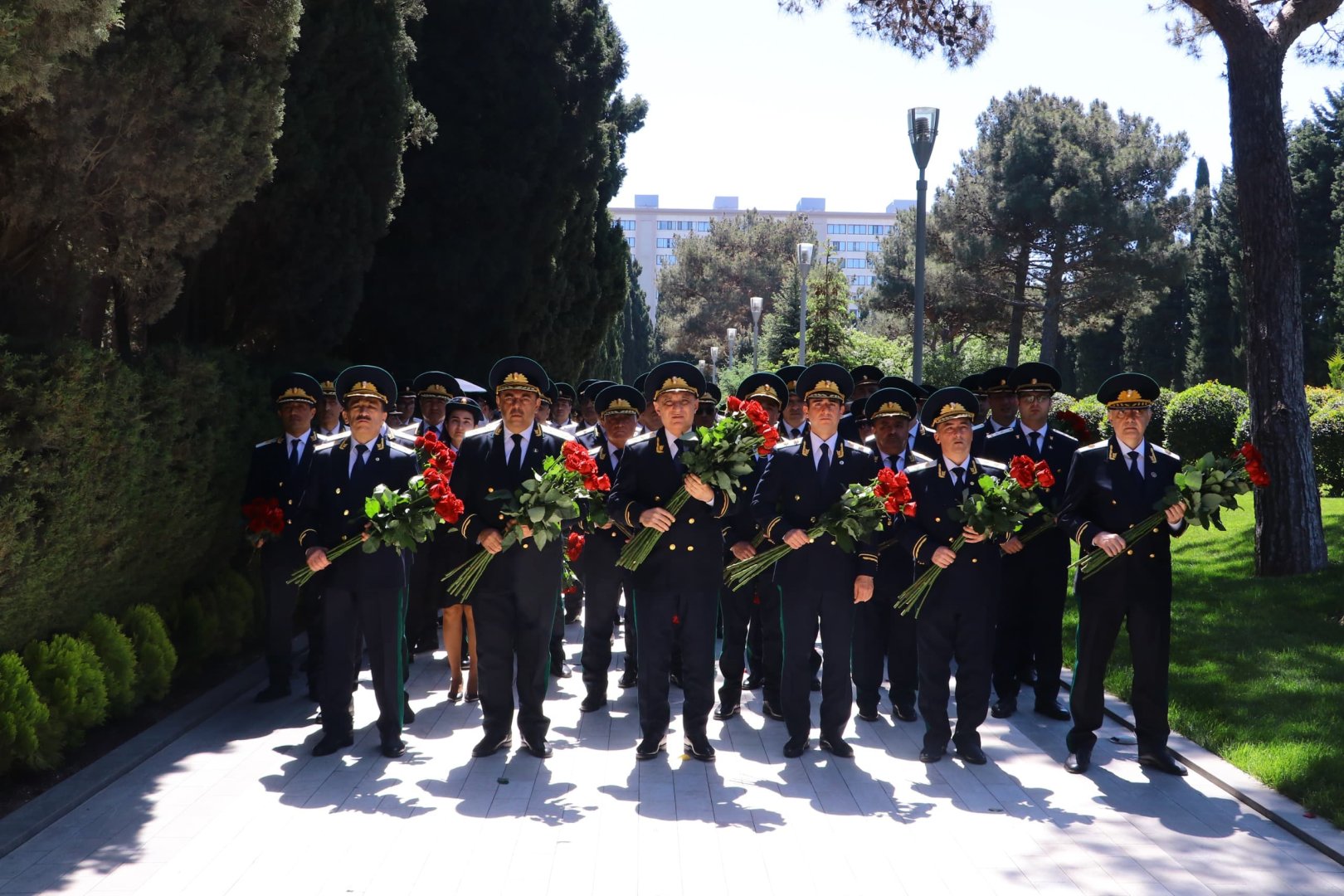 Prokurorluq əməkdaşları Fəxri Xiyabanı ziyarət edib (FOTO)