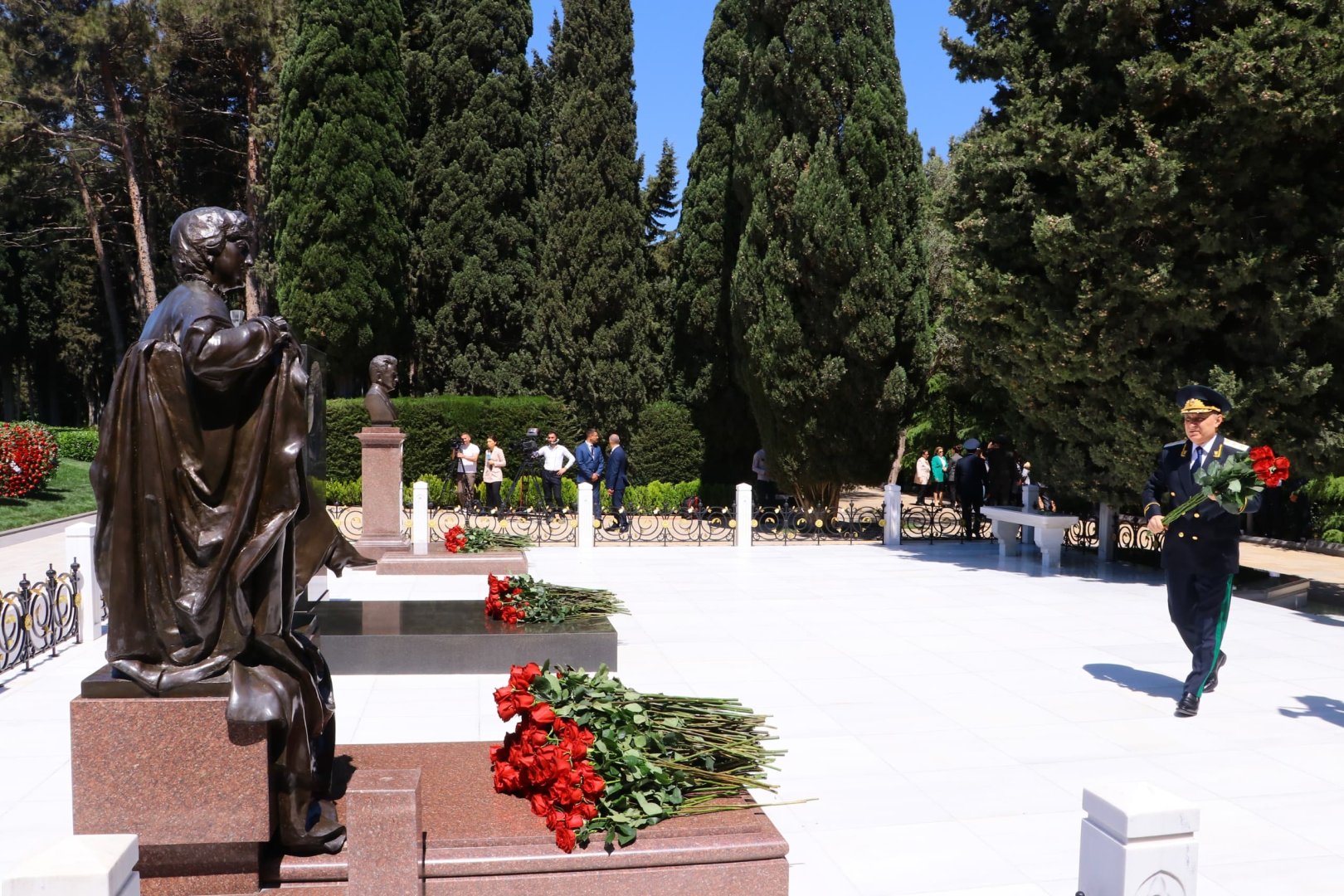 Prokurorluq əməkdaşları Fəxri Xiyabanı ziyarət edib (FOTO)