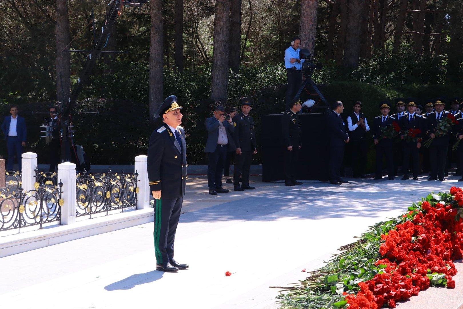 Prokurorluq əməkdaşları Fəxri Xiyabanı ziyarət edib (FOTO)