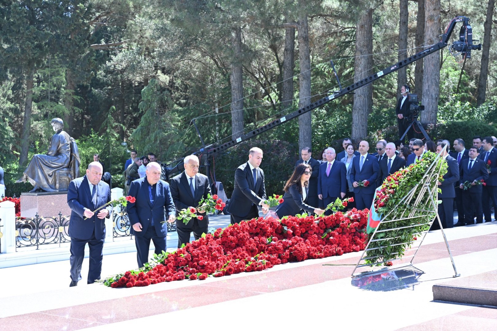Azərbaycan xalqı Ulu Öndər Heydər Əliyevin məzarını ziyarət edir (FOTO)
